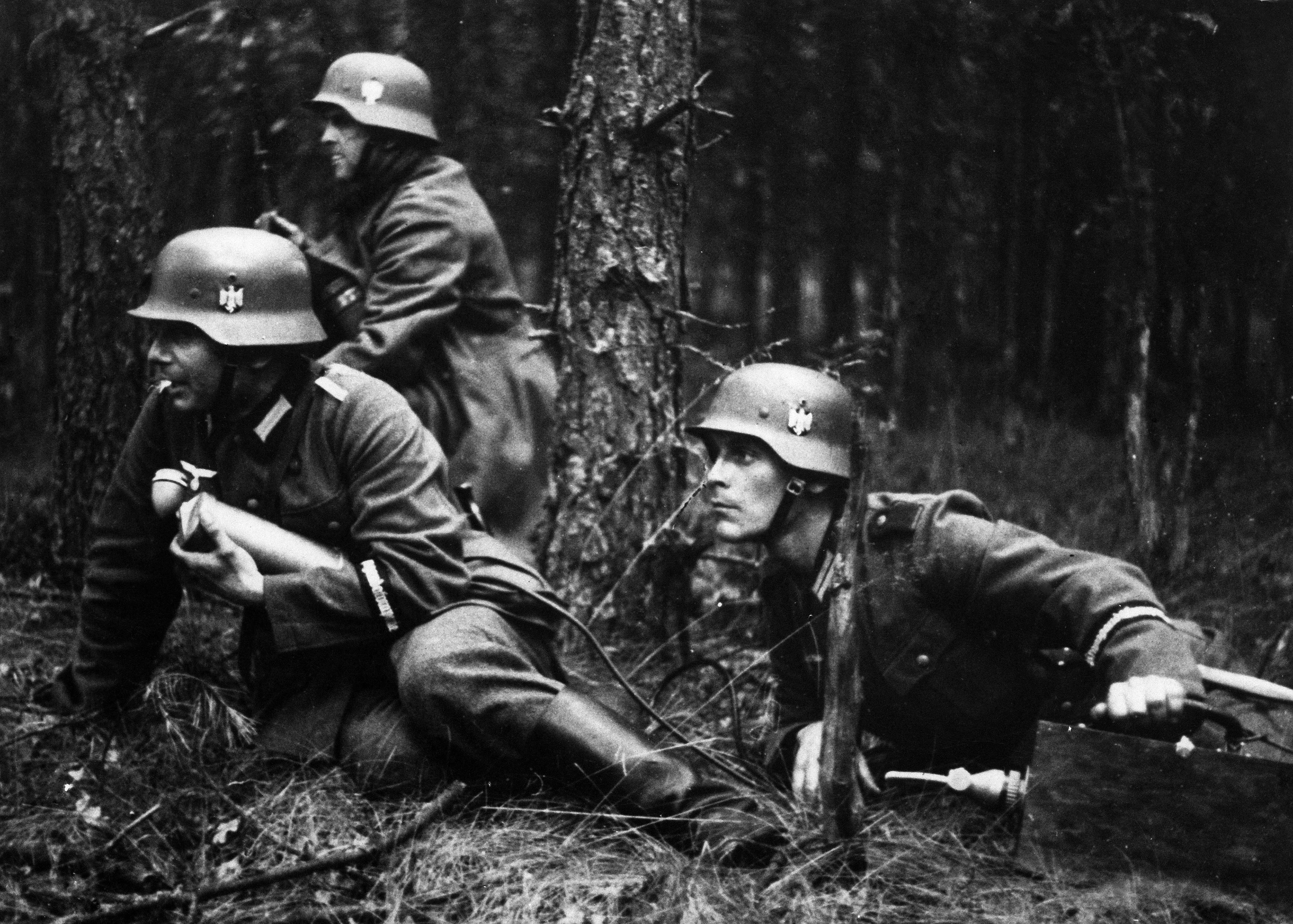 Slide 22 de 100: 2. WW, campaign in Poland (Invasion) 01.-28.09.1939 : Member of a propaganda company within first line battle zone reporting the events. Beginning of sept. 1939