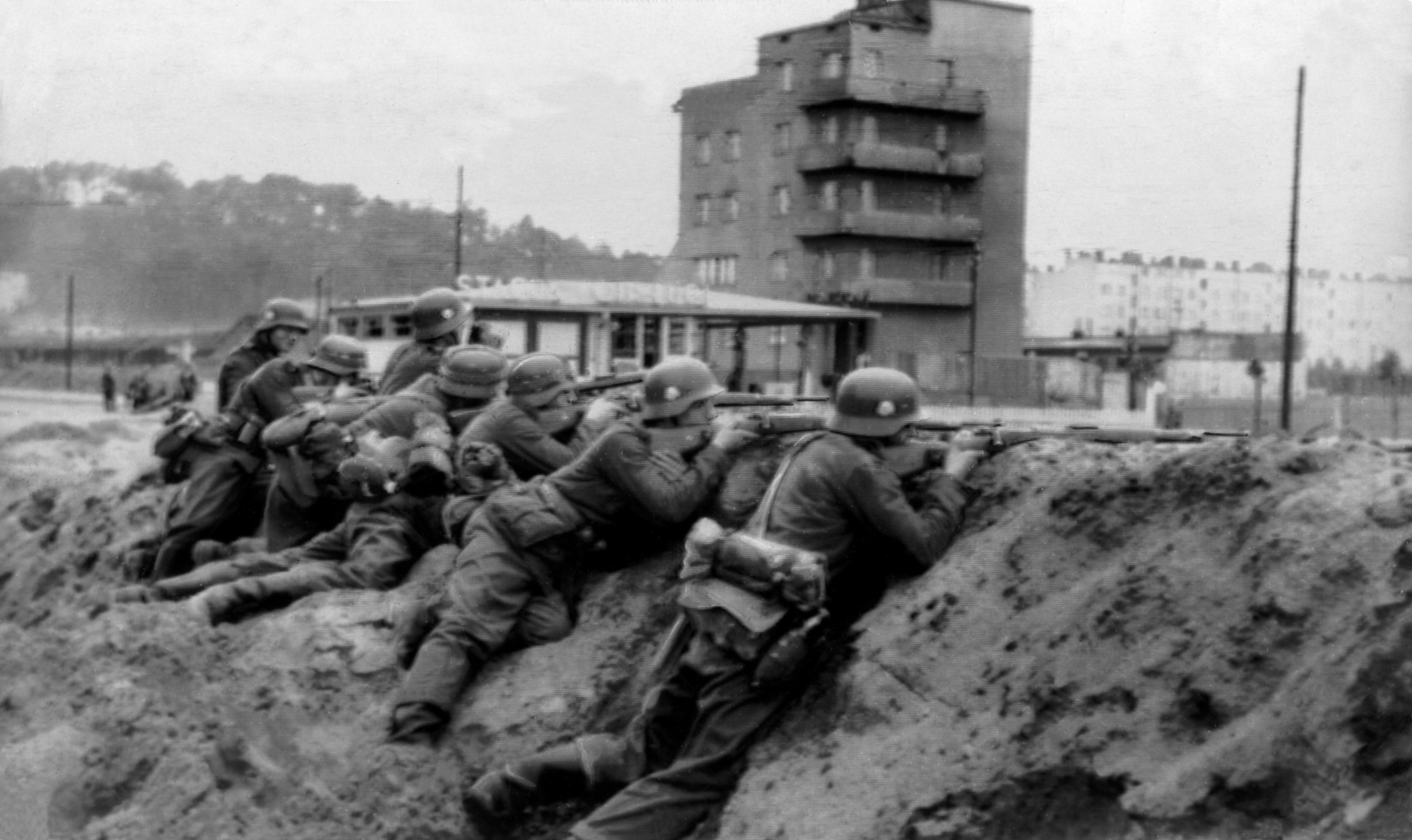 Slide 25 de 100: 2. WW, campaign in Poland (Invasion) 01.-28.09.1939 : german troop reaching and encircling warsaw (13.09.) :Infantry positioned at the city limit 15.sept. 1939