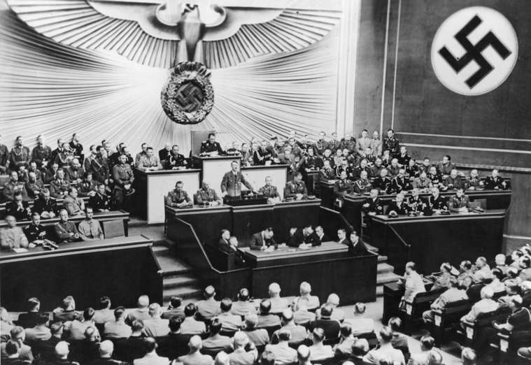 Slide 2 de 100: 1939-09-01: Session of the Reichstag in the Kroll-Oper in Berlin, Adolf Hitler legitimates the military aggression against Poland in his speech
