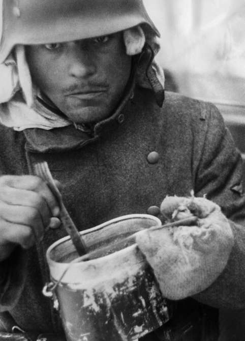 Slide 31 de 100: 2. World War: food supply - soldier eatingPhotograph: war correspondant Scheerer - 1943-