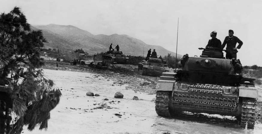 Slide 23 de 100: World War, Northafrica, theater of war, Tunesia - German advance toward Kasserine - tanks crossing a ford. no further informationFeb. 1943