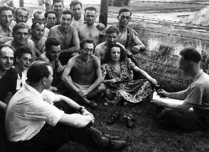 Slide 6 de 100: 1943-01-01: Édith Piaf Cabaret singer, Francevisits a POW camp during World War II