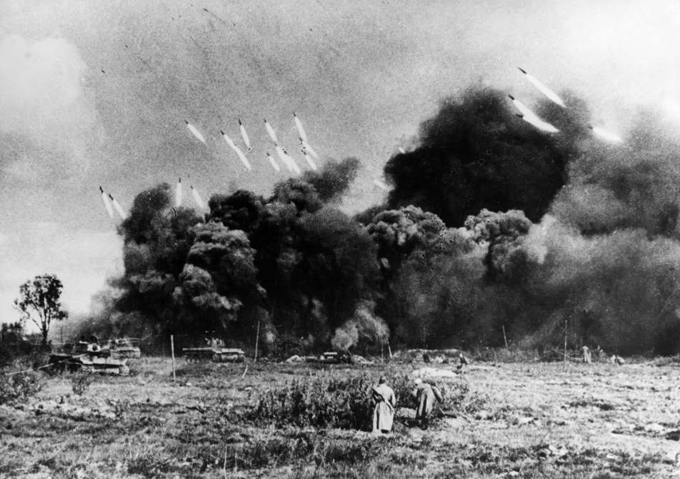 Slide 33 de 100: WORLD WAR II: ROCKETS. Soviet Katusha rockets on the Eastern Front, 1941.