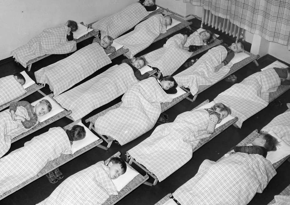 Slide 78 de 100: Germany NS Public Welfare - preschool, midday nap in a children's day care center - 01.10.1939 -