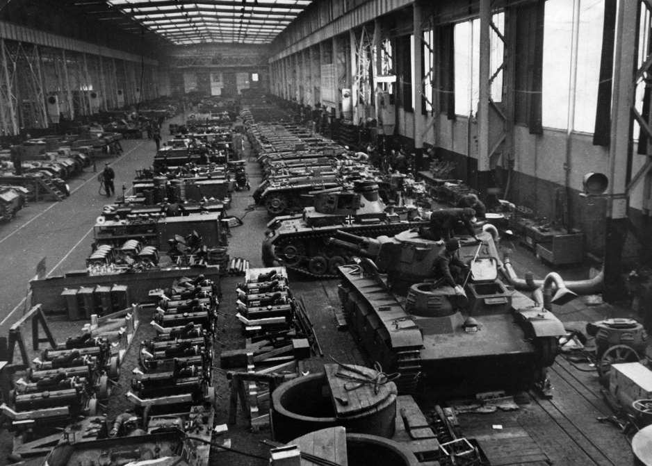 Slide 80 de 100: Arm Industry: assembly hangar of a armaments factory - production of tanks - 01.01.1940