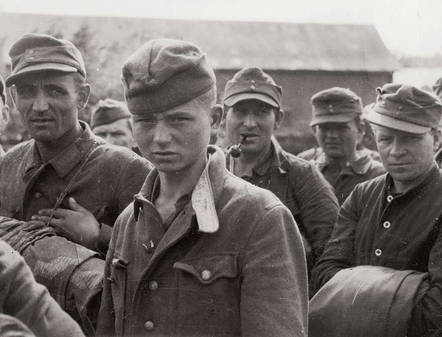 Slide 71 de 100: 1942: German Prisoners of War.
