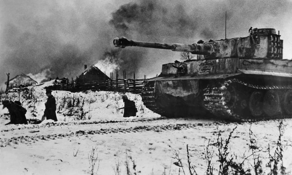 Slide 76 de 100: 2. World War, soviet union, theater of war: german tank (VI 'tiger') and infantry penetrating into a village. January 1944
