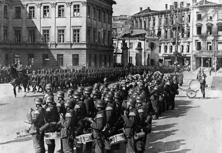 Slide 21 de 100: 2. WW, campaign in Poland (Invasion) 01.-28.09.1939 : Capitulation of Warsaw (28.09.) German troops enter warsaw - Parade of the Infantry of Lt.Gen. von Cochenhausen (10th inf.div.) on the Pilsudski square.