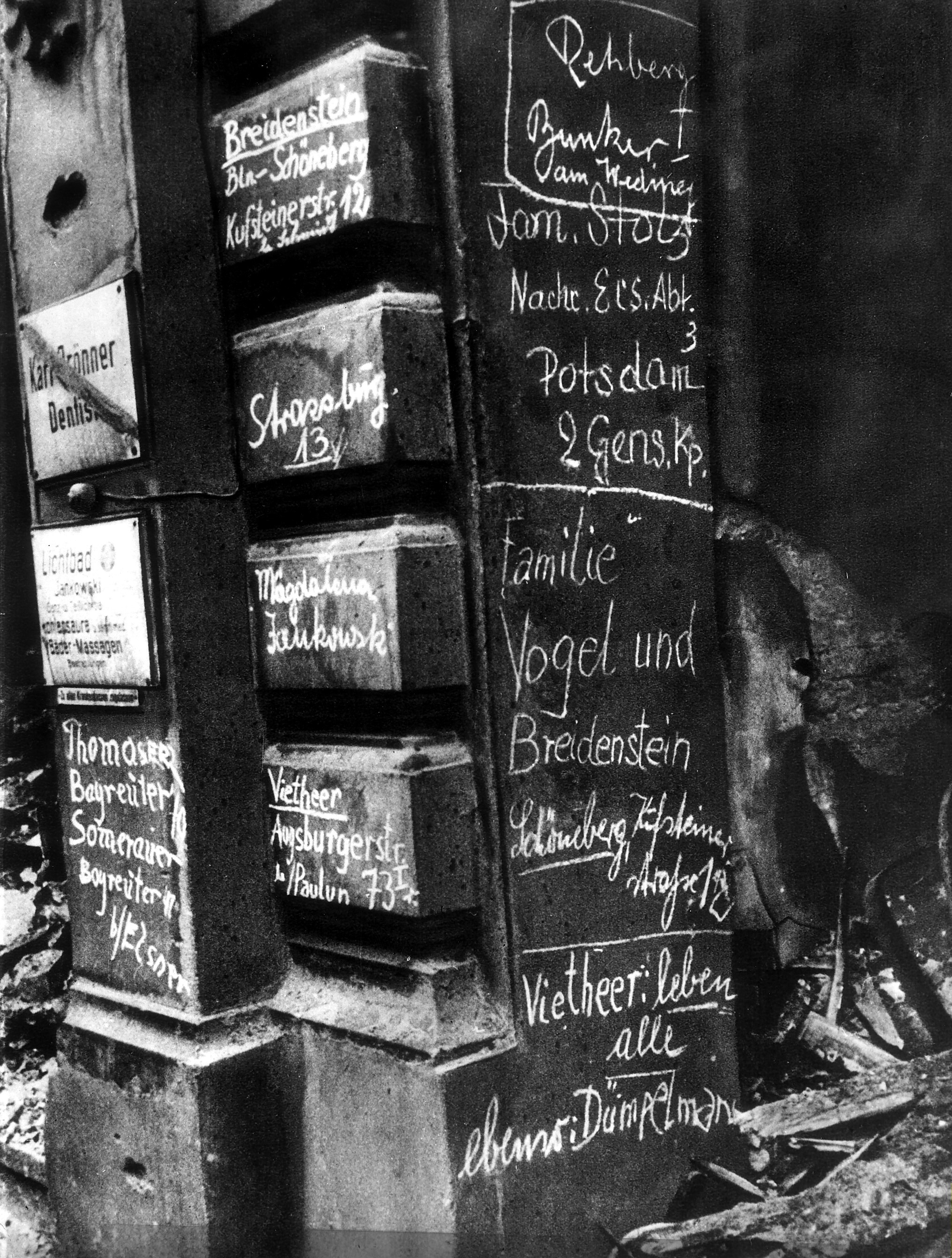 Slide 4 de 100: 2. World War, germany, bomb war: House ruins with written new addresses of bombed-out resdidents at the entarance .1944