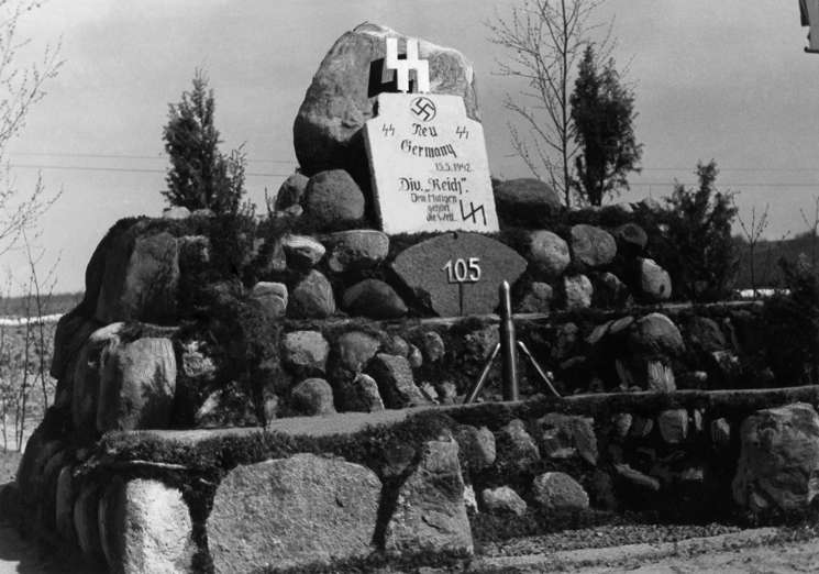 Slide 26 de 100: war cemeteries (WWI):A war cemetery of the 2. SS-tank-div. 'Das Reich' - war memorial at Meschkowo, Russia.