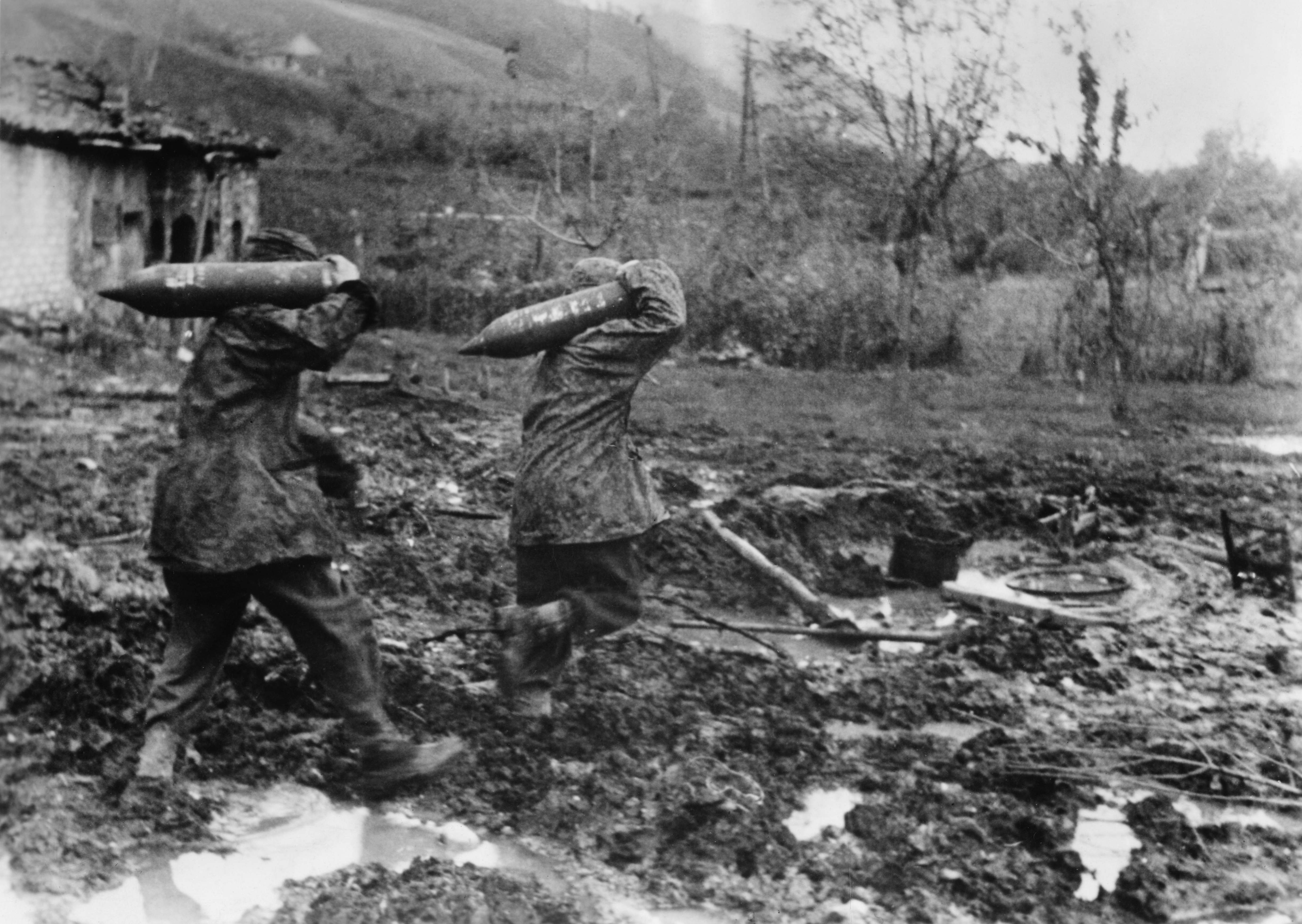 Slide 16 de 100: 2. world war, italy, theater of war: at the Appenine front Gotenlinie (gothic line) - Grenadiers of the Waffen-SScarrying artilley grenades .autumn 1944