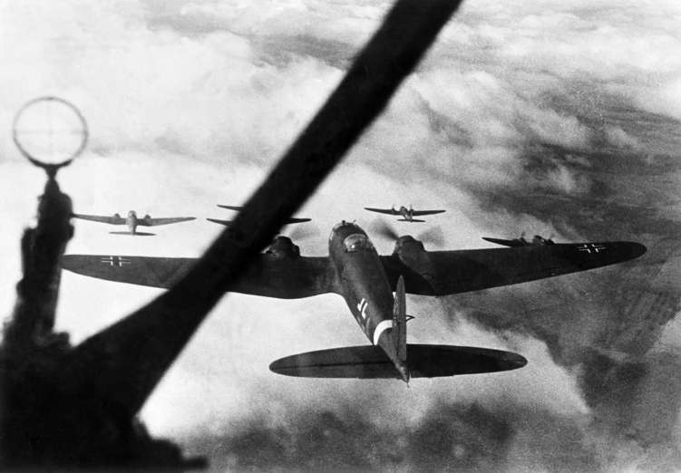 Slide 19 de 100: 2. World War campaign againt soviet union ,eastern front, theater of war, german air force: A squadron of Heinkel He-111 bombers on mission against enemy targets in southern front district. October 1941DAZ 19-10.1941