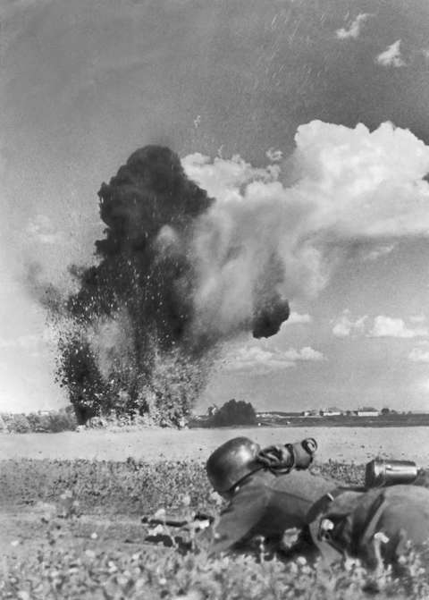 Slide 38 de 100: 2. World War - Russia - German troops on the march: a soldier under cover during an explosion- 1942-