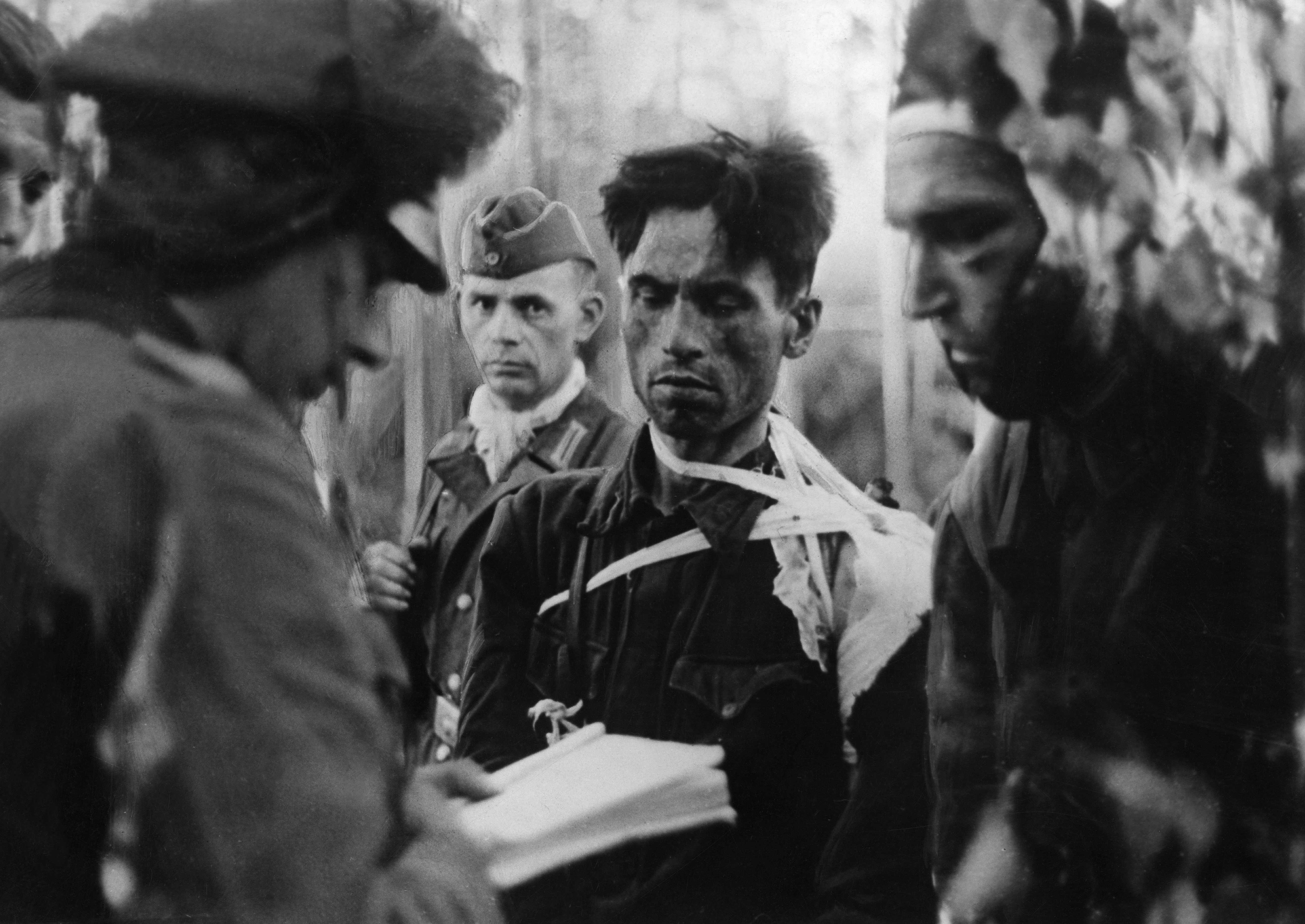 Slide 24 de 100: 2. World War - Eastern Front, Soviet Union: russian soldiers captured by Germans are being interrrogated - 1943- Photographer: Presse-Illustrationen Heinrich Hoffmann- Published by: 'Das Reich' 26/1943Vintage property of ullstein bild