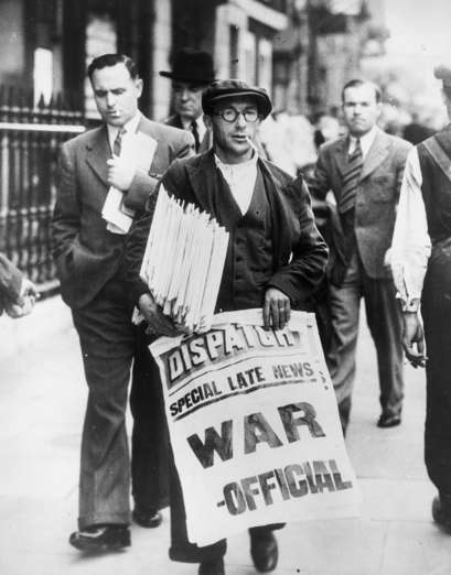 Slide 13 de 100: Newspaper seller in London with banner declaring the outbreak of World war two 1939.