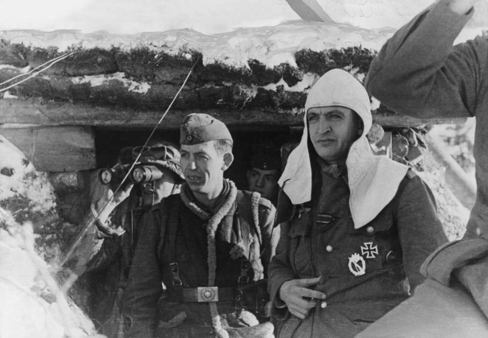 Slide 43 de 100: 2. World War - Eastern Front, Soviet Union: soldiers at the exit of a bunker watching battlesPhotograph: war correspondaent Etzold - 23.12.1942-