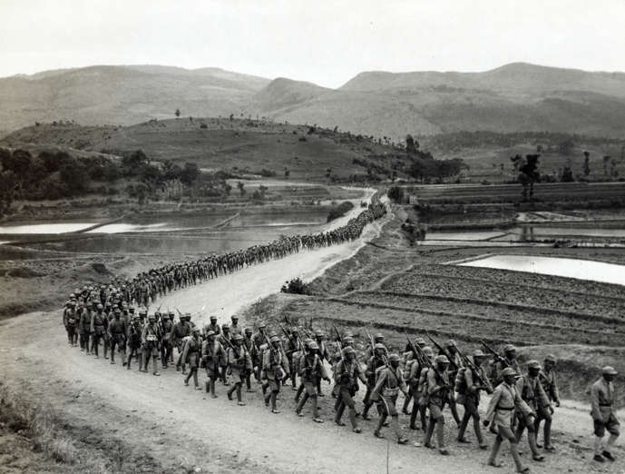 Slide 14 de 100: Photographic print of Chinese soldiers marching on road in Burma Road heading toward the Salween front during the Burma Campaign in the South-East Asian Theatre of World War II. Dated 1943.