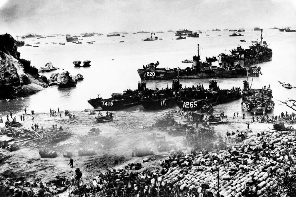 Slide 61 de 100: Picture taken in 1945 of US warships in Okinawa during the American troop landing in Japan, during World War II.