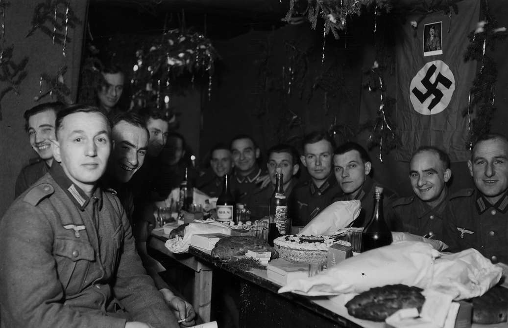 Slide 47 de 100: 2.WW: Christmas celebration of german soldiers in their quarter at the eastern front (Soviet Union) . 1943