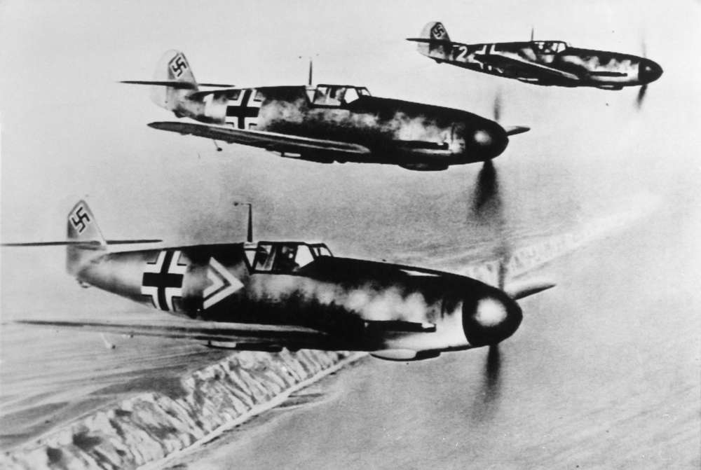Slide 65 de 100: 2. World War, A group of Messerschmitt Bf-109 fighter planes above the english channel coast. 1940