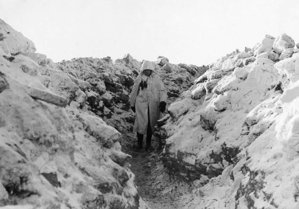 Slide 77 de 100: 2. World war, soviet union (eastern front), theater of war: German soldiers in snow camouflage in a trench about 01.02.1942