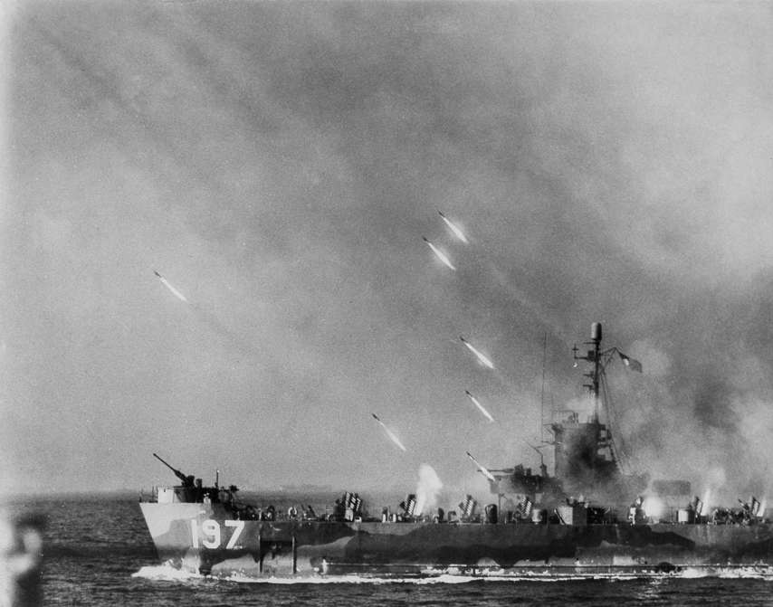 Slide 79 de 100: 1945: World War II; Asia: battle of Okinawa: US-Navy disembarkment