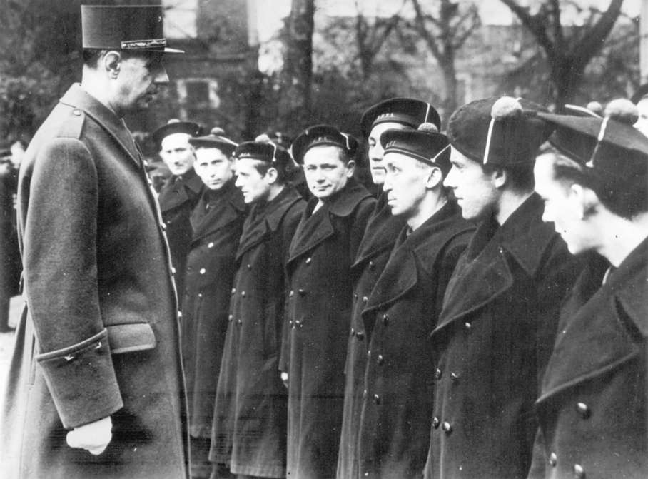 Slide 46 de 100: World War II, General de Gaulle inspecting the 'free French navy'  , Great Britain, 1941.