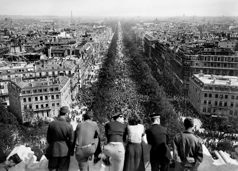 Slide 54 de 100: Picture dated of May 8, 1945 showing people looking at the crowded Champs Elysees Avenue from the Triumphal Arch (Arc de Triomphe) as Parisians gathered in the streets of Paris to celebrate the unconditionnal German capitulation at the end of the second World War.