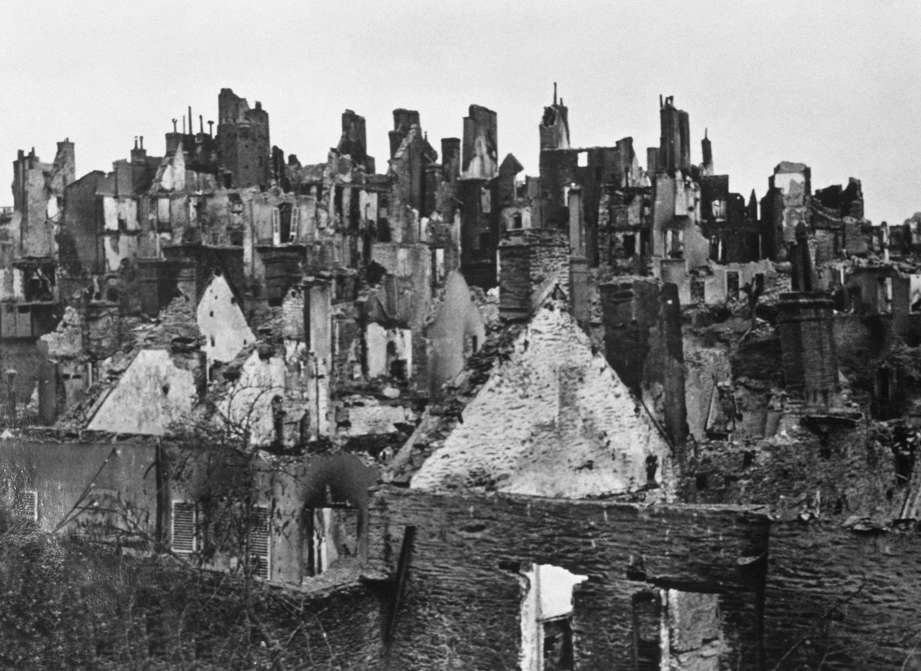 Slide 68 de 100: Second World War. View of the village of Saint Lo completely destroyed because of the allied bombings in 14th July of 1944.