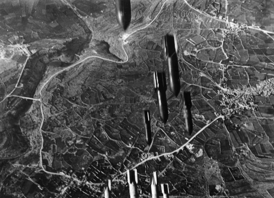 Slide 81 de 100: 2.WW, Mediterranean - Theatre of war , air war : Axis poxers air attack on Malta - bomb dropping .1942