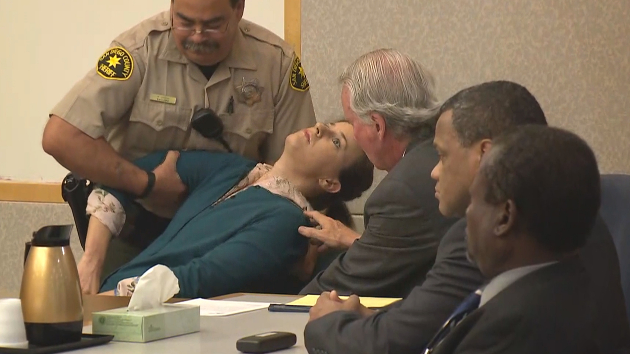 Mulher desmaia no tribunal após ser declarada culpada