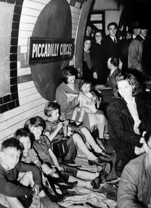 Slide 56 de 100: Picture released in 1940 of Londoners taking shelter in the underground of London, during the Second World War.