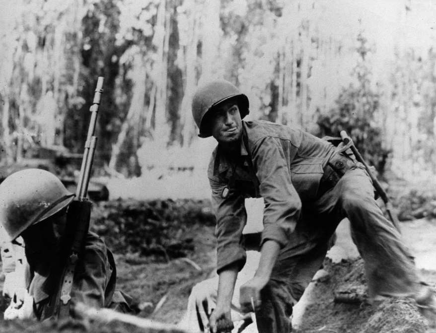 Slide 72 de 100: World War II: Pacific: battle of Guadalcanal (Salomones Island) ; US-soldier with a hand grenade - 1942
