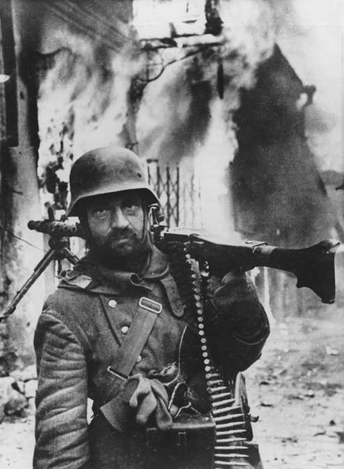 Slide 49 de 100: 2.WW, eastern front: German retreat combats. A machine gunner in (for short time) reconquered ukrainian town Shitomir.November /December 1943