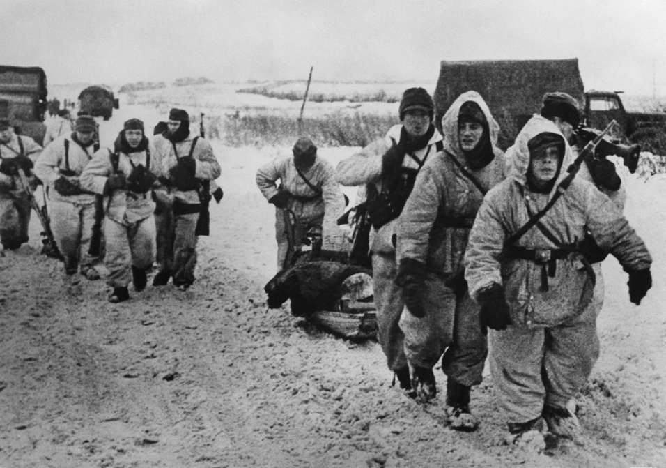 Slide 84 de 100: 2. World War, soviet union, theater of war: german relief troops dragging their baggage on sledges february 1944