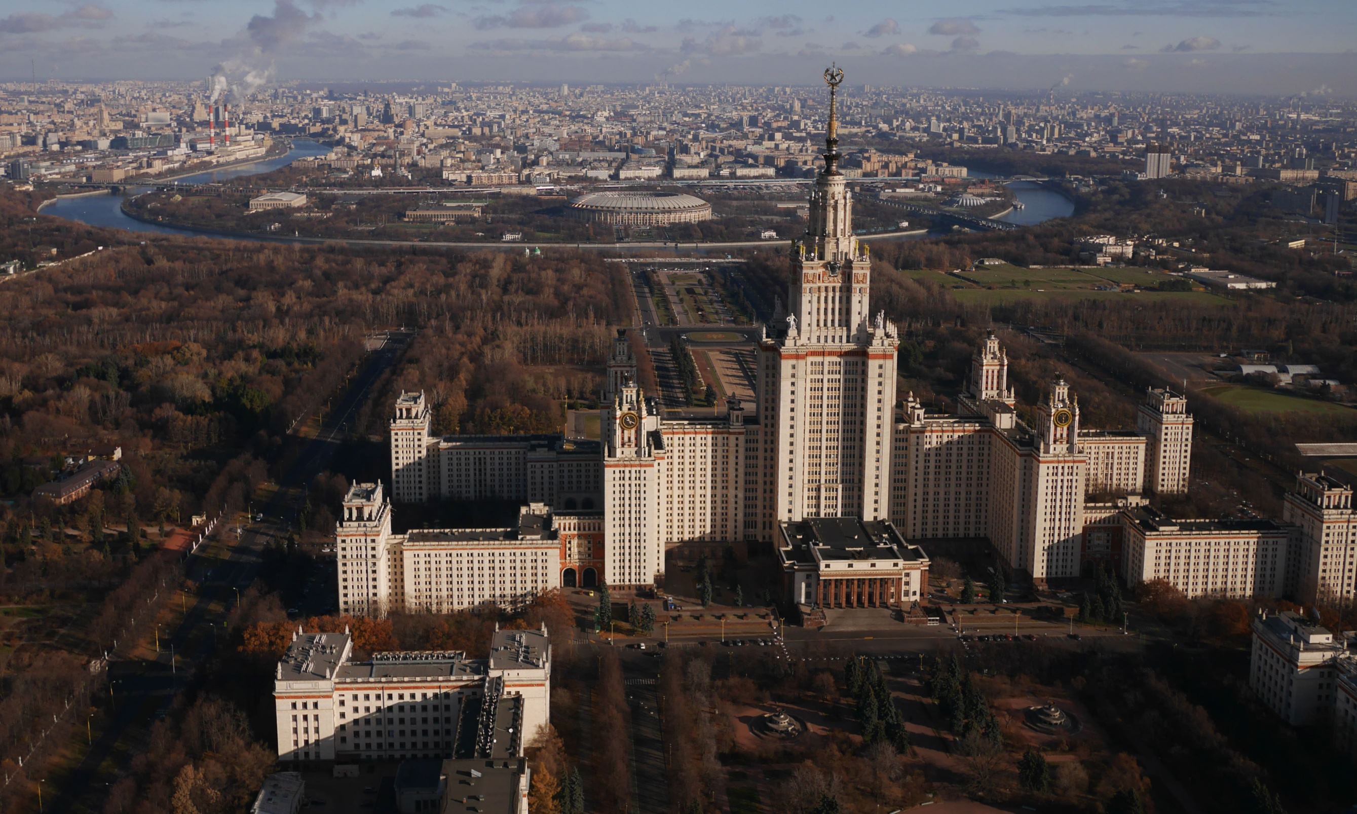 Московское гру. Москва высотки МГУ Сити. Здание МГУ сталинская высотка. Москва с птичьего полета МГУ. Москва вид на МГУ.