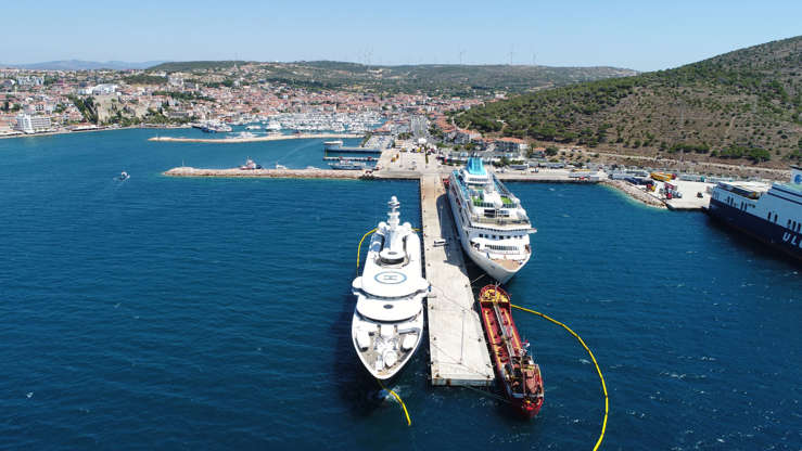 ÎÎ¹Î±ÏÎ¬Î½ÎµÎ¹Î± 100 Î±ÏÏ 100: IZMIR, TURKEY - JULY 11: An aerial view of Former Prime Minister of Qatar Hamad bin Jassim bin Jaber Al Thani's superyatch named 'Al Mirqab' as it ancored for a refuel in Cesme district of Turkey on July 11, 2017. Al Mirqab yacht, carries the flag of Cayman Islands, has length of 133 meters, consists of 12 suit rooms, a swimming pool, a helipad and a cinema. (Photo by Ibrahim Evrim Ayral/Anadolu Agency/Getty Images)