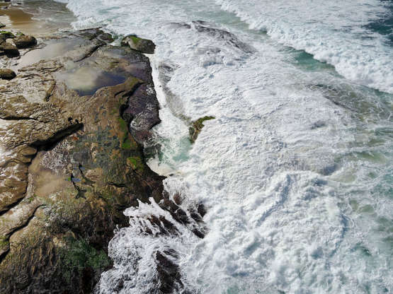 ÎÎ¹Î±ÏÎ¬Î½ÎµÎ¹Î± 97 Î±ÏÏ 100: SYDNEY, AUSTRALIA - JUNE 20: Surfers wait to paddle out from the rocks at Tamarama as heavy swell impacts the Sydney coast on June 20, 2017 in Sydney, Australia. (Photo by Brook Mitchell /Getty Images)