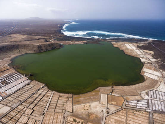 ÎÎ¹Î±ÏÎ¬Î½ÎµÎ¹Î± 44 Î±ÏÏ 100: Much of Lanzarote has been shaped by devastating volcanic eruptions during the 18th century, leaving behind a lunar type landscape, black beaches and locations such as the Timanfaya National Park, which is home to an active volcano that gives the park its name.