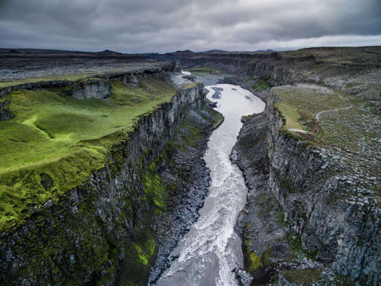 ÎÎ¹Î±ÏÎ¬Î½ÎµÎ¹Î± 84 Î±ÏÏ 100: Polish photographer Jakub Polomski used a drone to capture stunning aerial images of Iceland. The landscape photographer drove nearly 2,500 miles around the country using a drone to capture these aerial images.