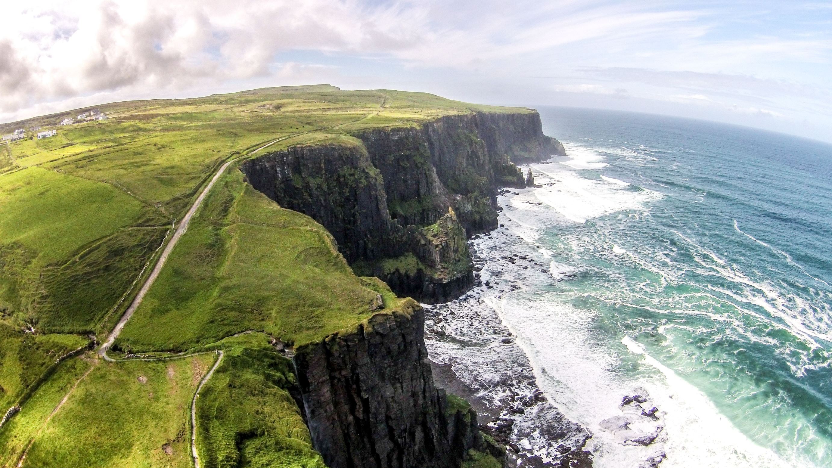 Northern ireland mountains. Ирландия горы мохер. Северная Ирландия утёсы мoxеp. Утёсы мохер Ирландия. Cliffs of Moher Ирландия.