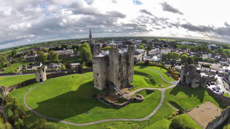 ÎÎ¹Î±ÏÎ¬Î½ÎµÎ¹Î± 78 Î±ÏÏ 100: Bird's-eye-view images of Castle Ward (otherwise known as Winterfell Castle in Game of Thrones) alongside Trim Castle can be seen. Meanwhile, drone images of hills, coastlines and beaches can also be seen.