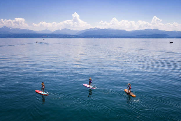 ÎÎ¹Î±ÏÎ¬Î½ÎµÎ¹Î± 88 Î±ÏÏ 100: A photograph taken from a drone shows people on paddle boards as they enjoy the sunny and warm weather on Lake Geneva in Allaman, South western Switzerland, 27 May 2017.