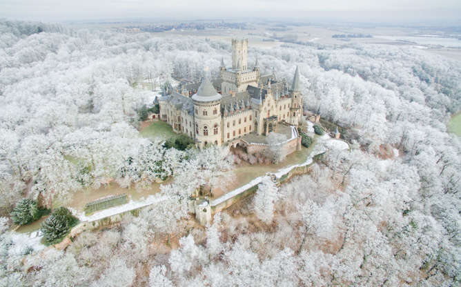 ÎÎ¹Î±ÏÎ¬Î½ÎµÎ¹Î± 36 Î±ÏÏ 100: TOPSHOT - Aerial view taken on January 18, 2017 with a drone shows the Marienburg Castle near Pattensen, northern Germany, standing amidst a snow-covered forest. / AFP / dpa / Julian Stratenschulte / Germany OUT (Photo credit should read JULIAN STRATENSCHULTE/AFP/Getty Images)