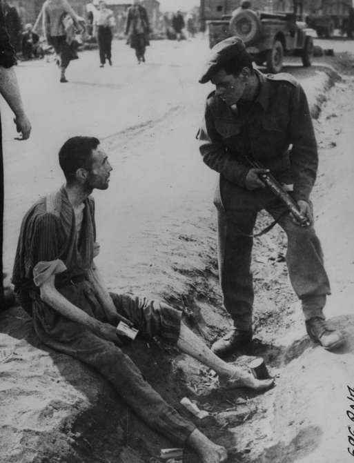 Slide 95 de 100: CAPTION: A Jewish Prisoner Talking to a Soldier. (Photo by: Pen and Sword Books/UIG via Getty Images)