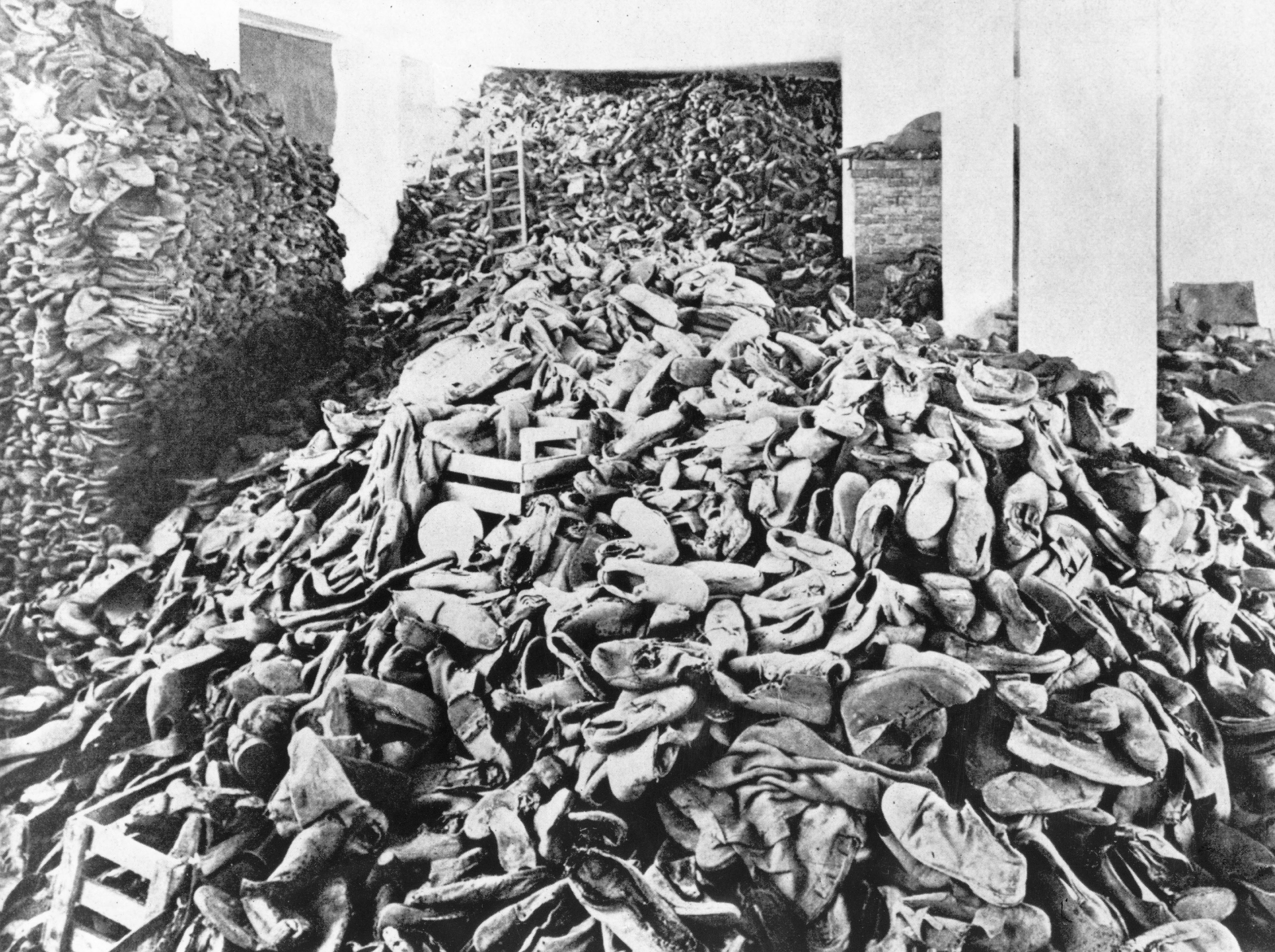 Slide 20 de 100: CAPTION: (Eingeschränkte Rechte für bestimmte redaktionelle Kunden in Deutschland. Limited rights for specific editorial clients in Germany.) Germany. Third Reich. NS era. Persecution of Jews. Holocaust. Probably Concentration Camp of Treblinka or Belzec. Piled up shoes of murdered prisoners (location not verified, presumably Treblinka, (Photo by ullstein bild/ullstein bild via Getty Images)