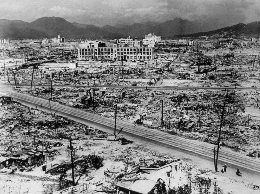 Slide 89 de 100: 1945: Atomic bomb damage in Hiroshima. (Photo by Hulton Archive/Getty Images)