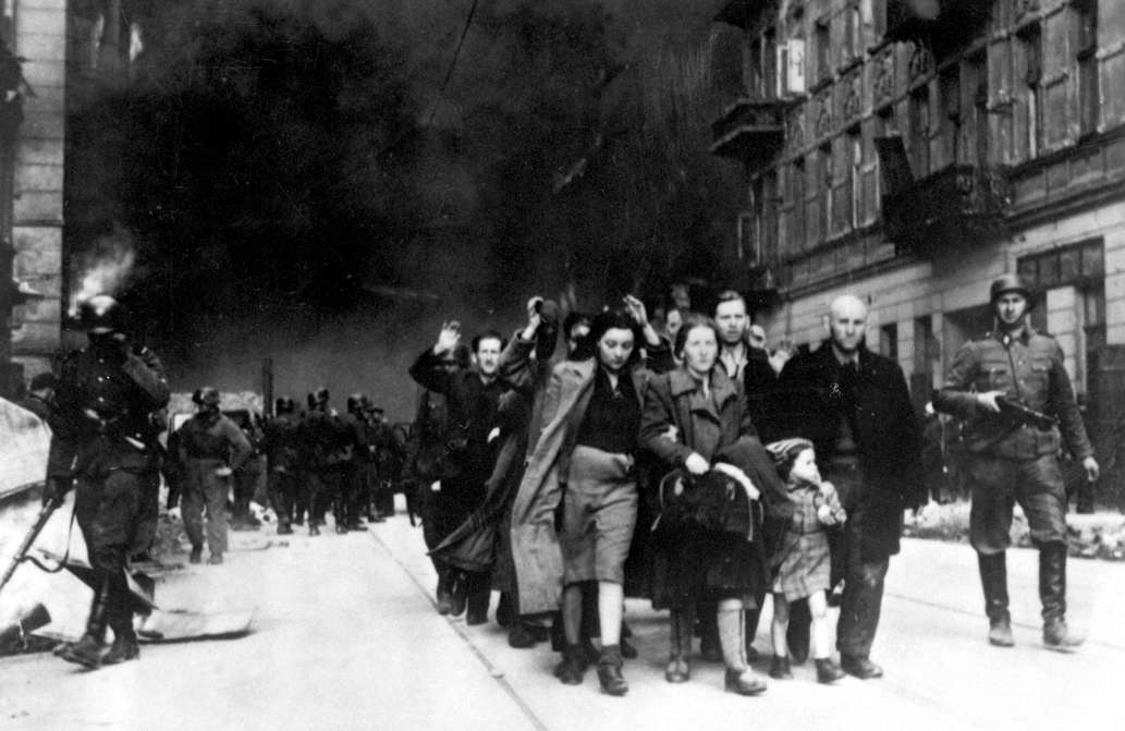 Slide 32 de 100: CAPTION: Polish Jewish resistance women, captured after the destruction of the Warsaw Ghetto in 1943. Among them was Malka Zdrojewicz (right), who survived Majdanek extermination camp. (Photo by: Universal History Archive/ UIG via Getty Images)