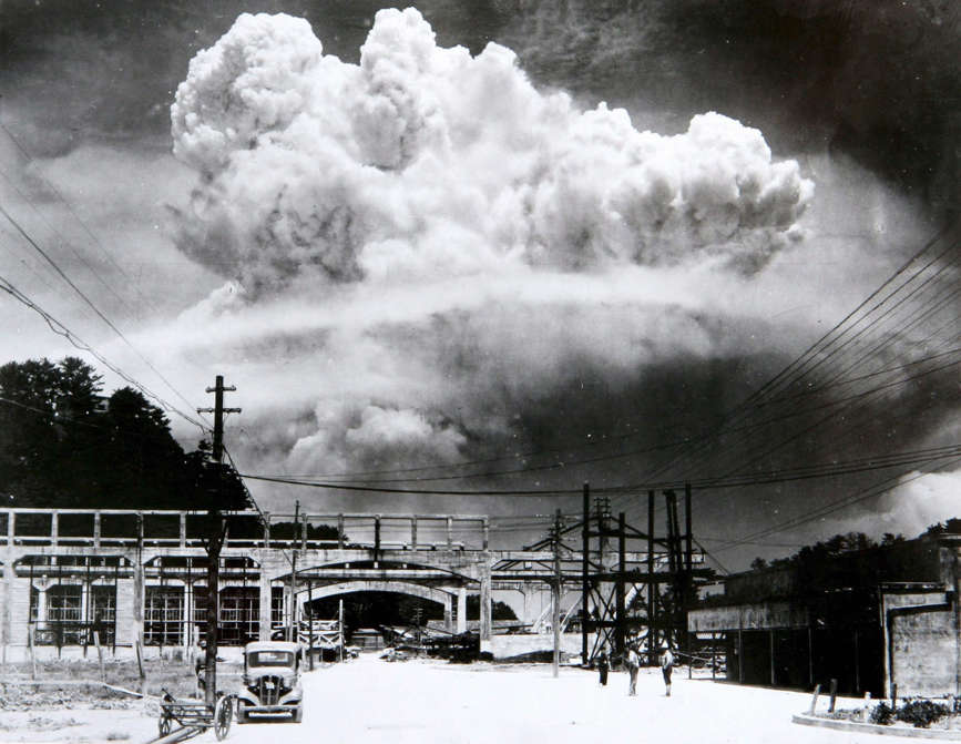 Slide 37 de 100: CAPTION: Atomic Bomb exploding over Nagasaki1945. (Photo by: Prisma Bildagentur/UIG via Getty Images)