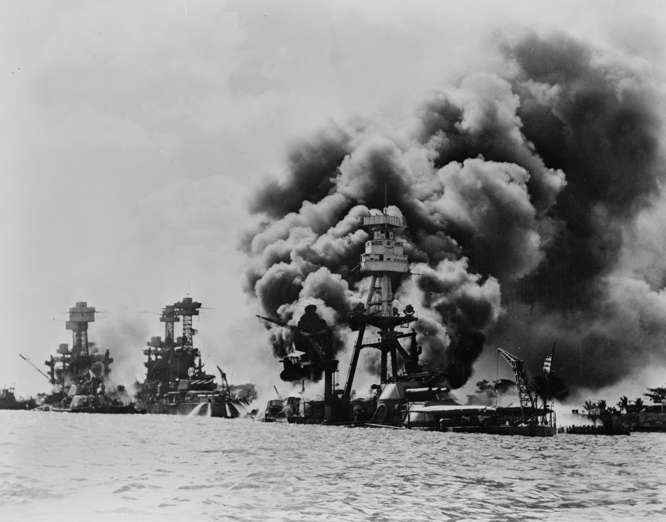 Slide 27 de 100: Three stricken US battleships. Left to right, West Virginia, Tennessee and Arizona after the Japanese attack on Pearl Harbour in World War II, 1941. (Photo by: Universal History Archive/UIG via Getty images)